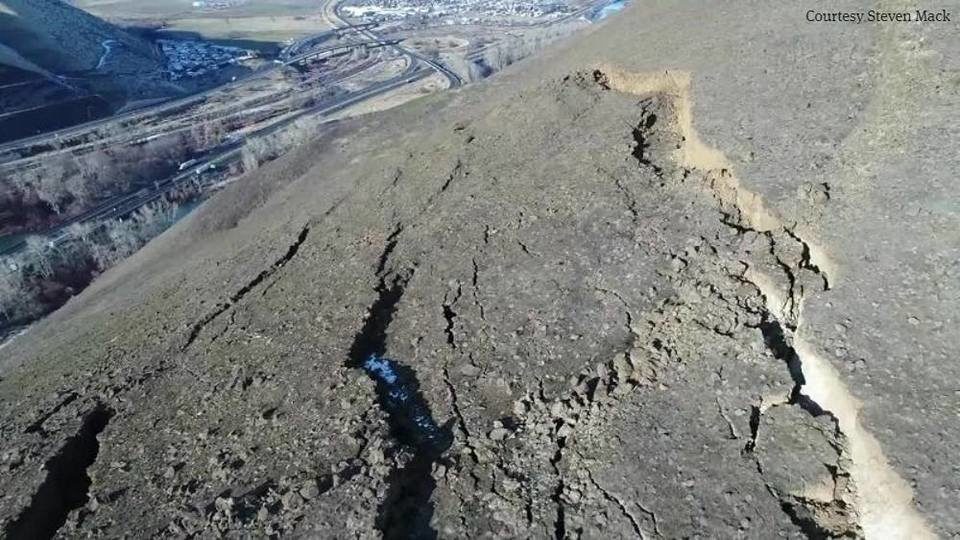 Click to enlarge rattlesnake rigge yakima crack hill