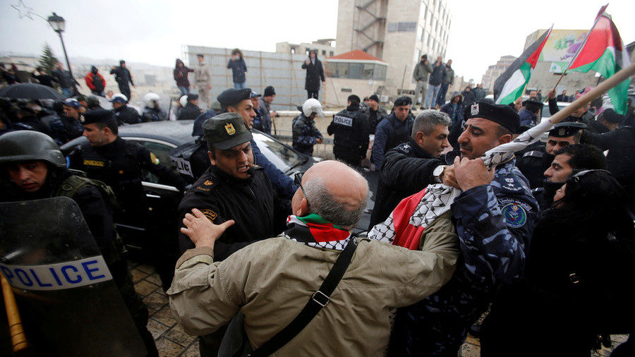 Click to enlarge Palestinian security forces push away demonstrators