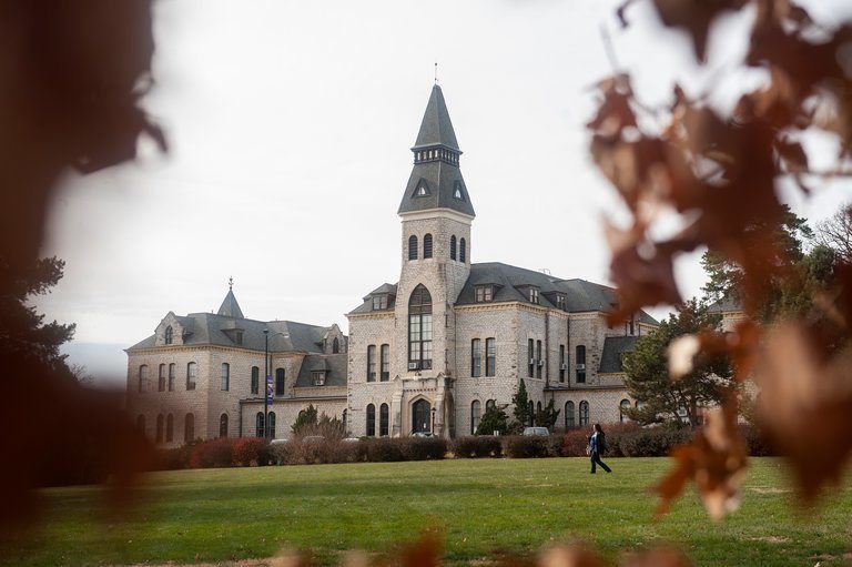 US As Flow of Foreign Students Wanes, U.S. Universities Feel the Sting