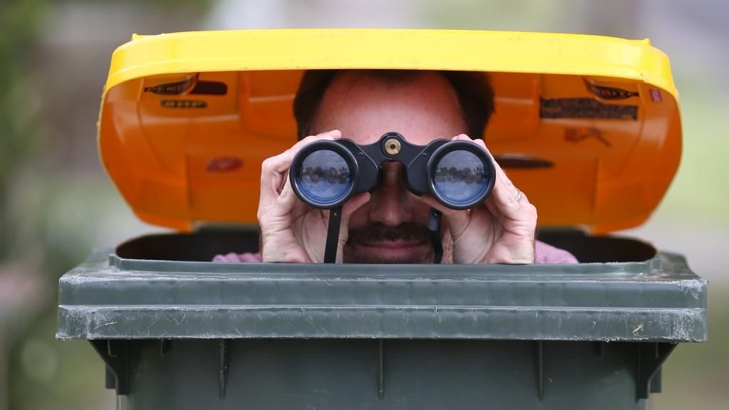 garbage can spy privacy snooping