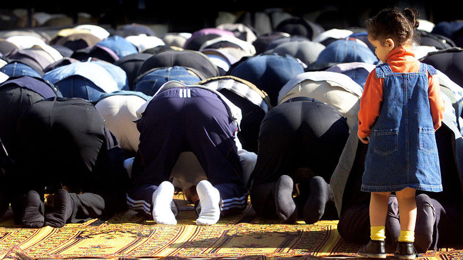 Click to enlarge muslims praying