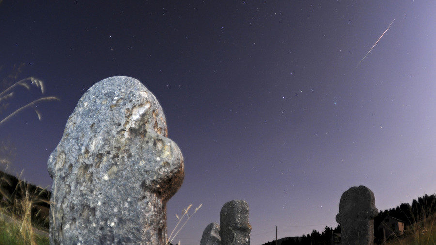 Meteor streaks over Novi Travink