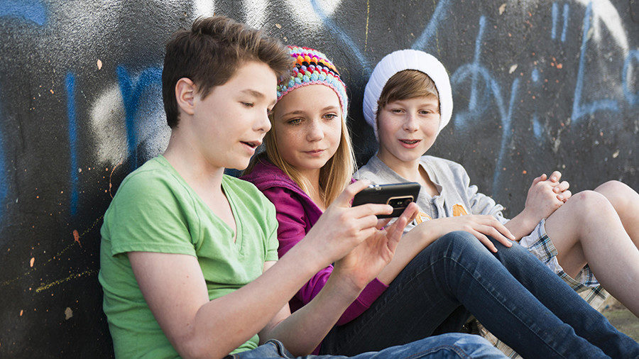 kids with cell phones