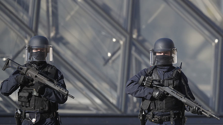 Click to enlarge French policemen