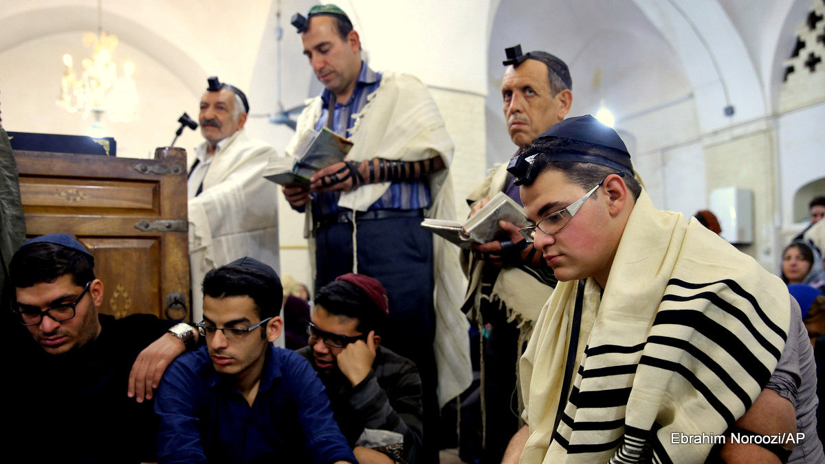 Click to enlarge Iran jews pray