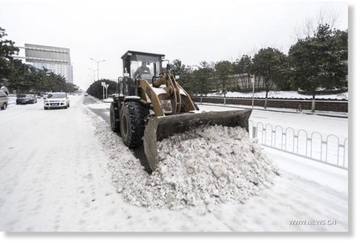 Click to enlarge Staff worker cleans road after snowfall in Wuhan City, capital of central China's Hubei Province, Jan. 27, 2018.