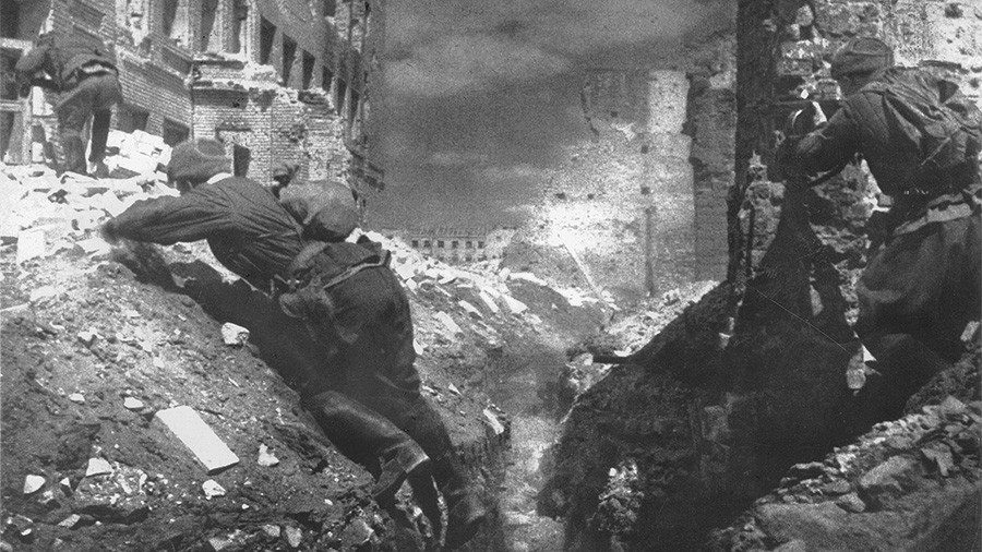 Soviet soldiers fighting in Stalingrad