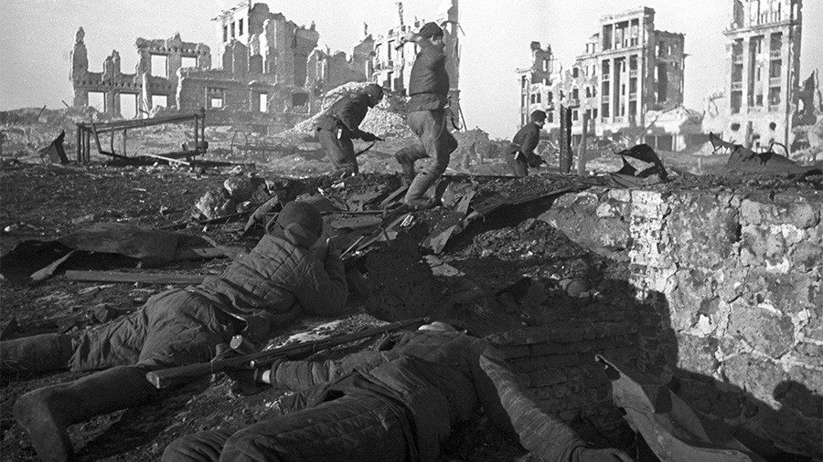 Click to enlarge Soviet soldiers fighting in Stalingrad