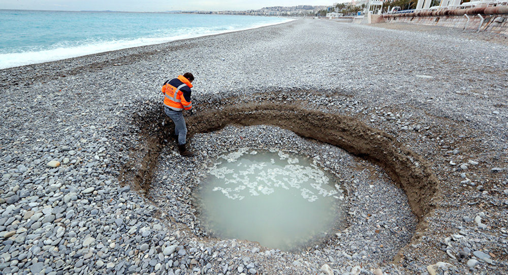 Big Crater Seen on Beach in French Riviera (PHOTOS)