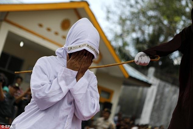Click to enlarge woman whipped sharia indonesia aceh