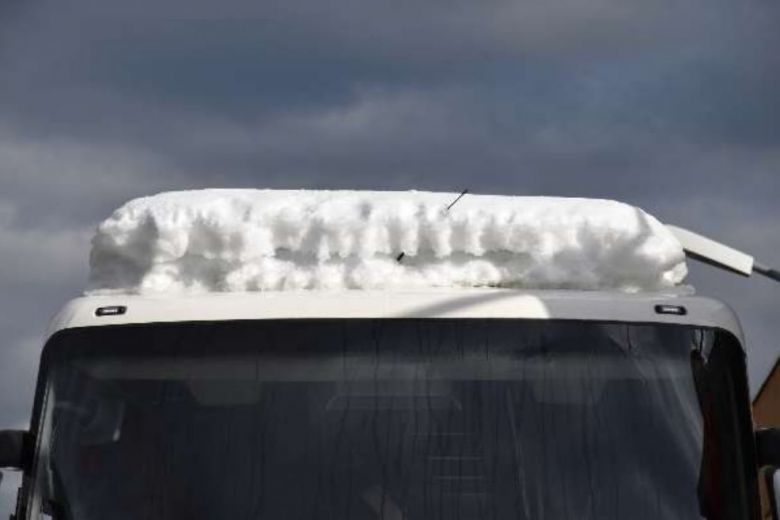 Police in the Swiss canton of Solothurn stopped the bus after it was seen travelling with a layer of snow more than 40cm thick on the roof.