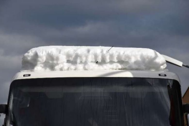 Click to enlarge Police in the Swiss canton of Solothurn stopped the bus after it was seen travelling with a layer of snow more than 40cm thick on the roof.