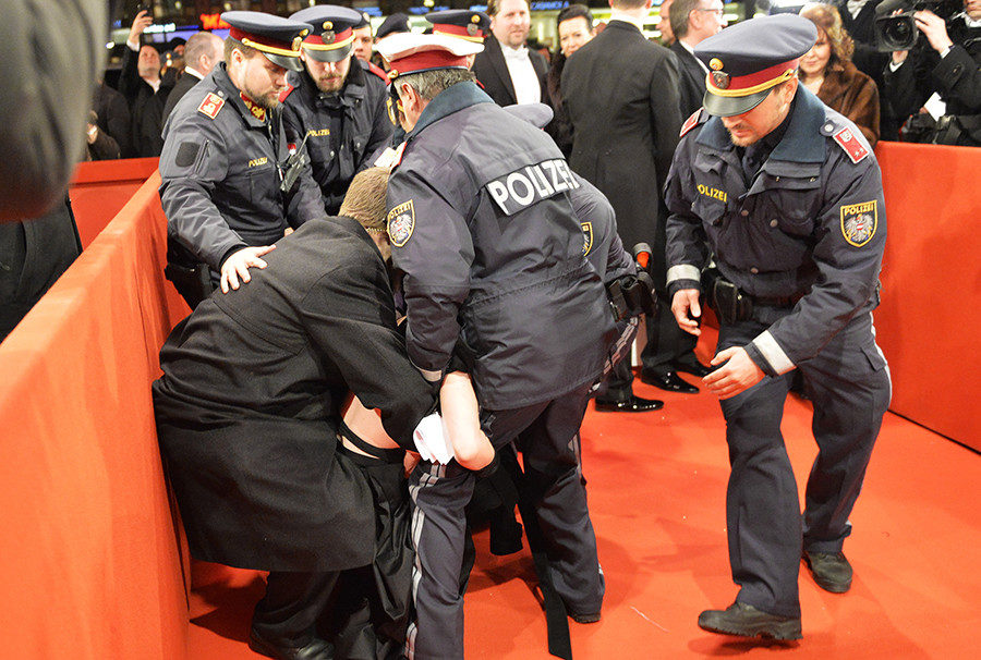 Click to enlarge the red carpet of a high-society ball