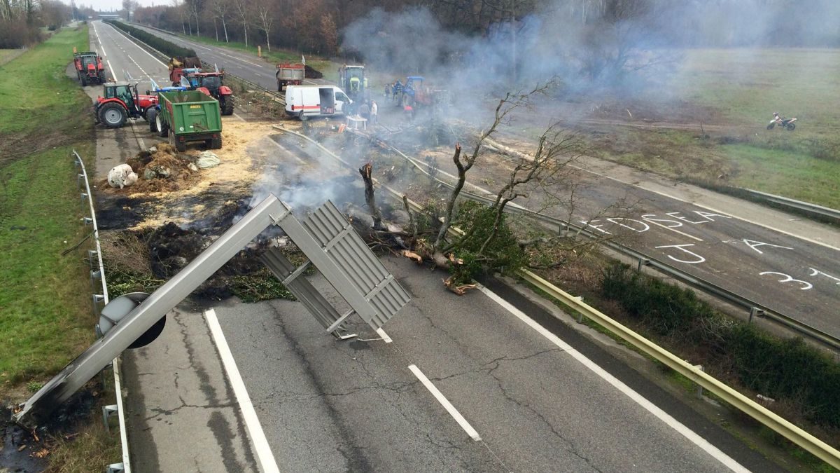 Click to enlarge farmer protests france