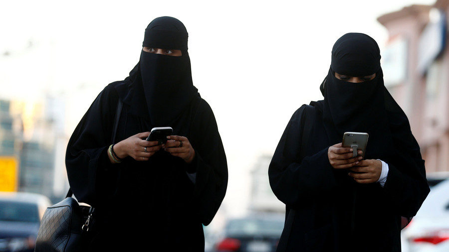 saudi women abaya