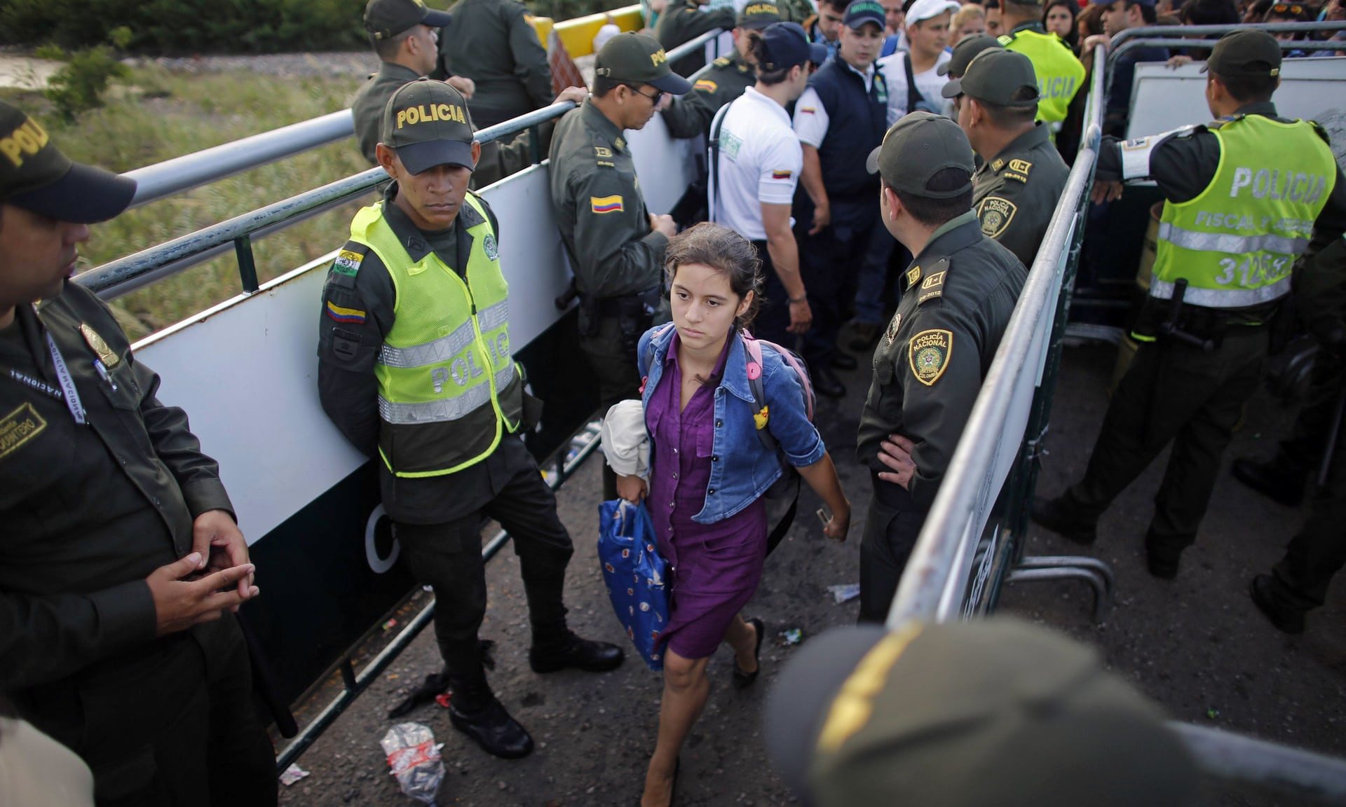 Venezuelan woman crosses into Colombia