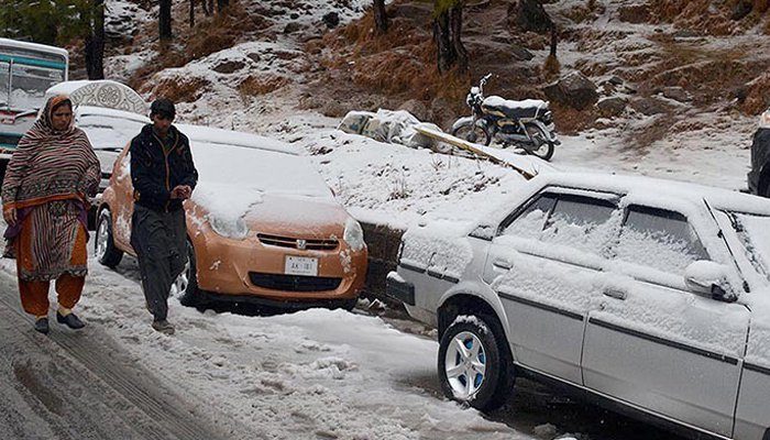 Click to enlarge Vehicles covered in snow in Murree.
