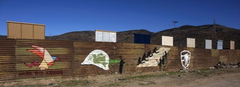 Click to enlarge Mexican border wall undocumented migrants