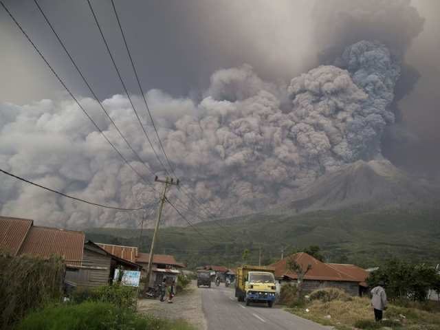 Click to enlarge Mount Sinabung spews volcanic ash as it erupts