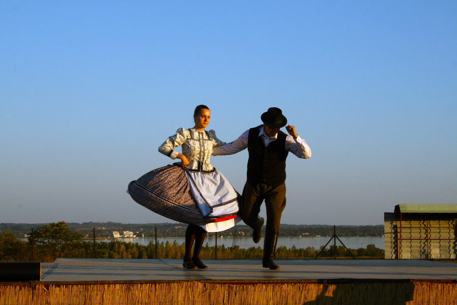 Click to enlarge hungarian folk dancers
