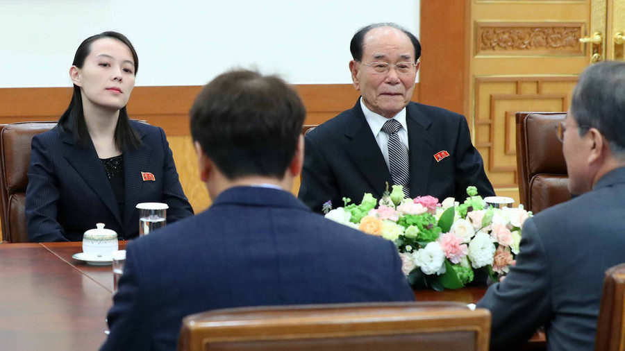 Moon Jae-in talks with Kim Yo Jong