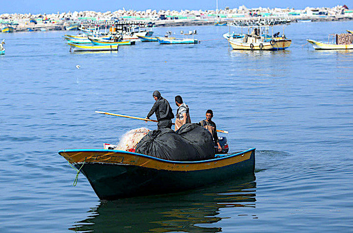 Click to enlarge Palestinian fishermen