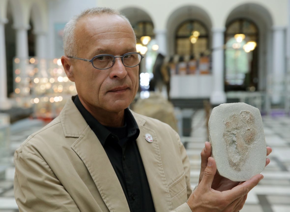 Gerard Gierlinski  with  Trachilos footprints