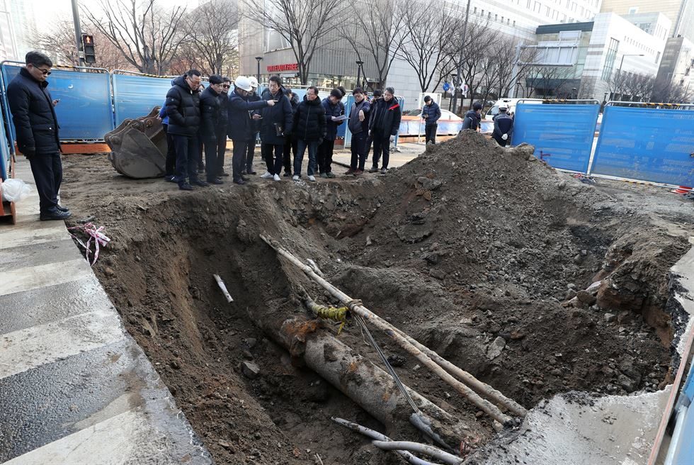 The sinkhole found on the road near Intercontinental Seoul COEX, Thursday