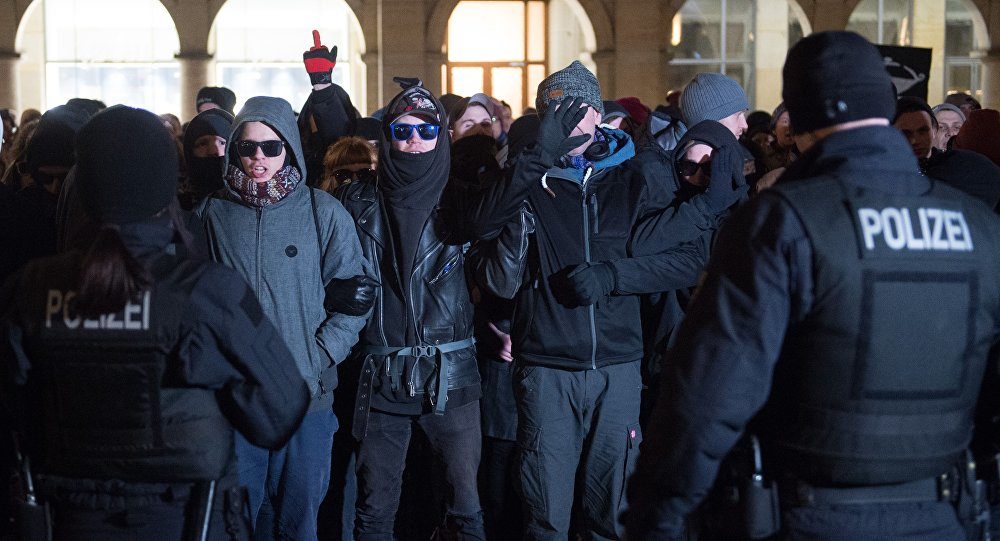 Click to enlarge anti-migrant protest
