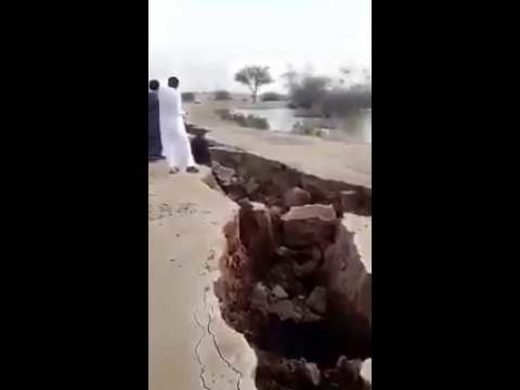 huge crack opens in Saudi Arabia