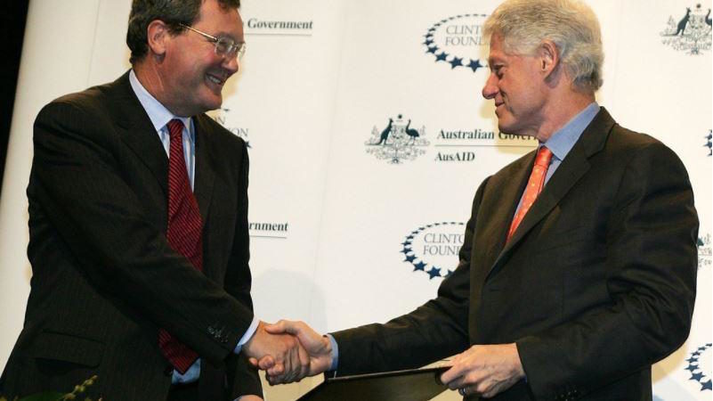 Click to enlarge Alexander Downer, Bill Clinton