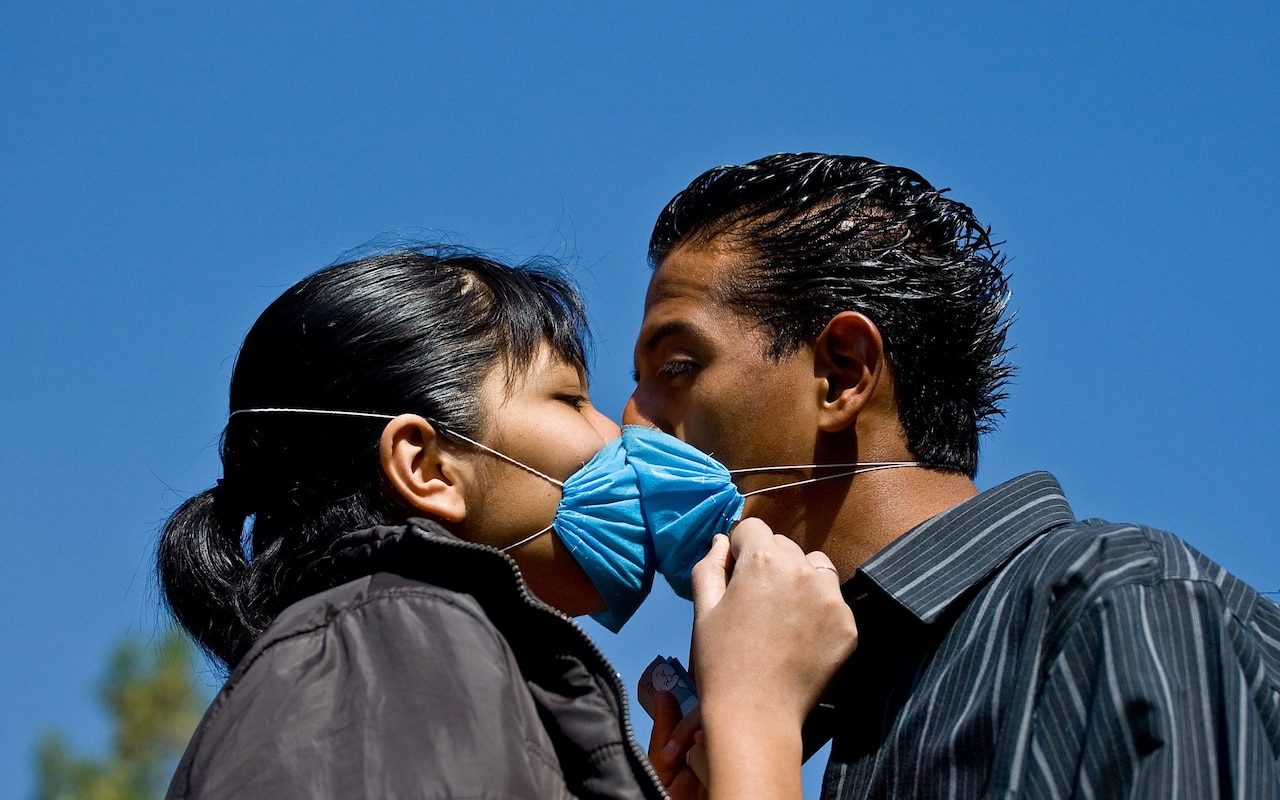 medical mask kiss
