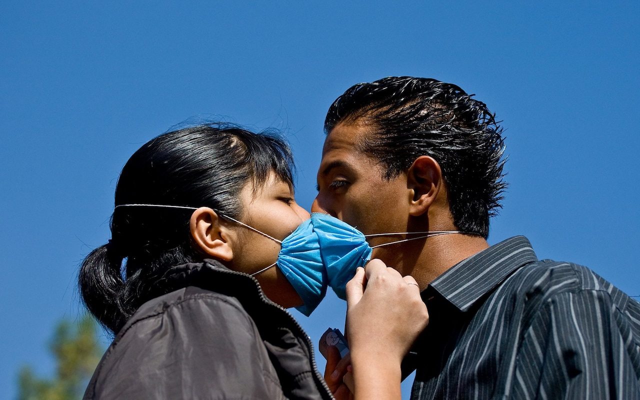 Click to enlarge medical mask kiss