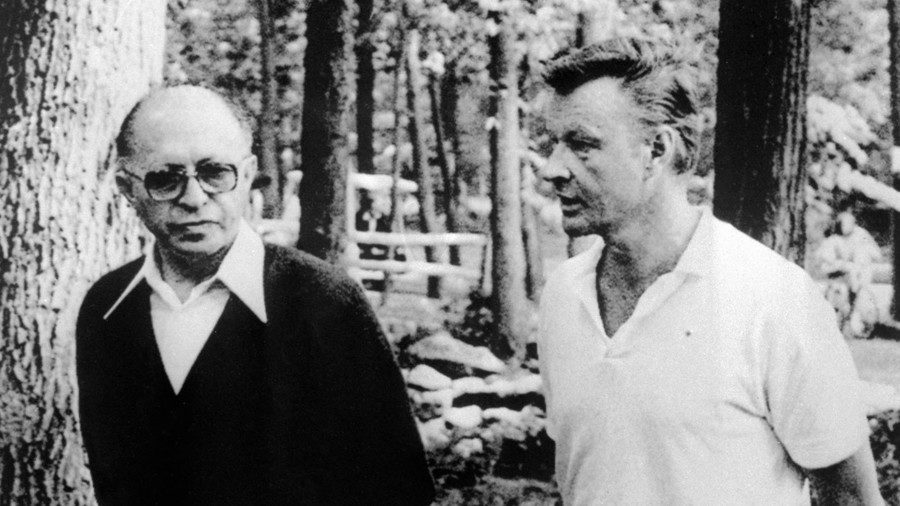 Israeli Prime Minister Menahem Begin and National Security Advisor Zbigniew Brzezinski walk in Camp David 09 December 1978