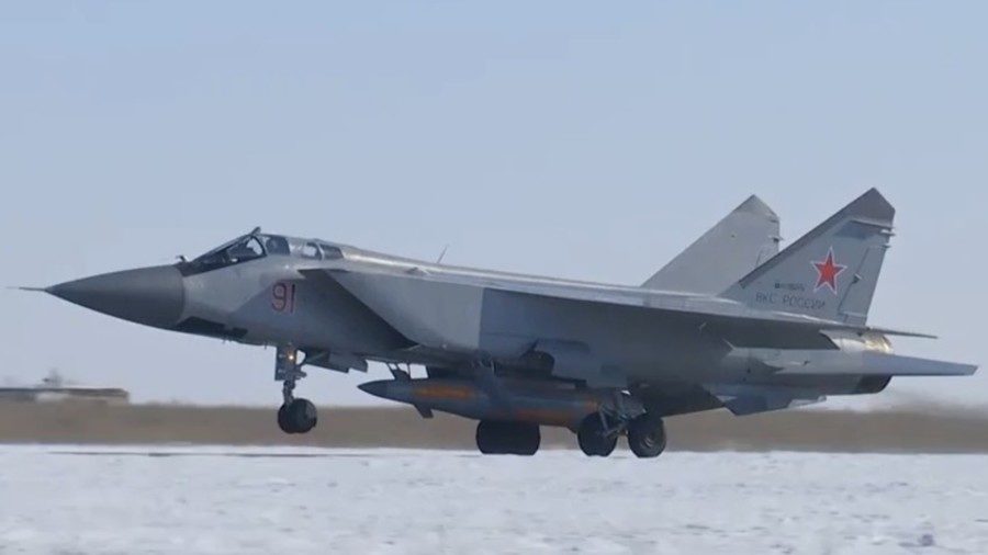 Click to enlarge MiG-31 takes off with Kinzhal missile attached