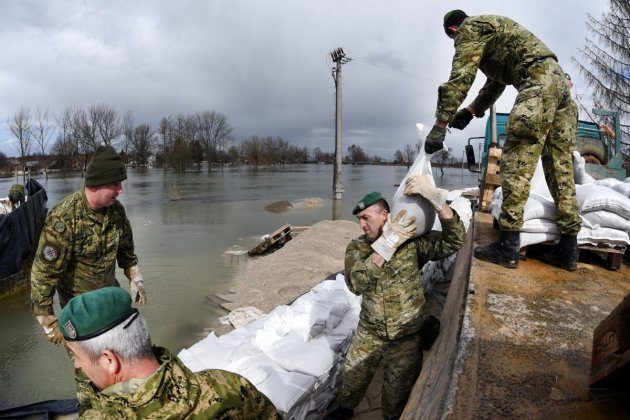 Click to enlarge Croatian soldiers shore up flood defences as rivers rise, March 2018.