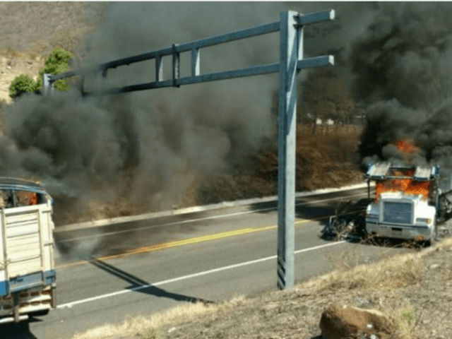 Click to enlarge cartel gunmen torch Michoacán mar 2018