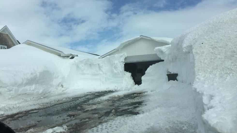 Click to enlarge snowdrift in Bathurst, New Brunswick, Canada