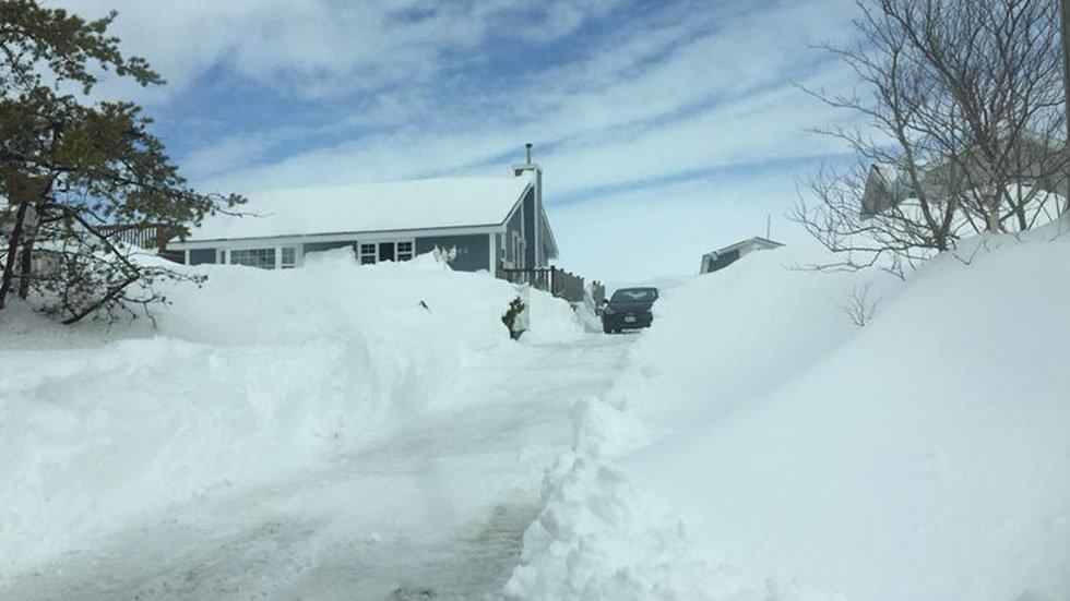 Click to enlarge snowdrift in Bathurst, New Brunswick, Canada
