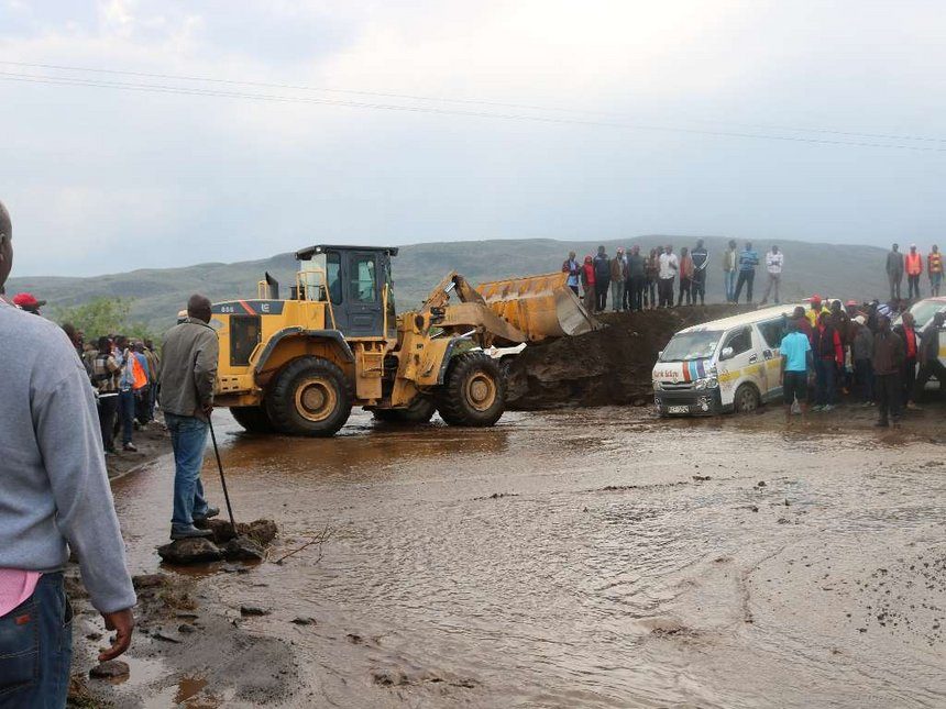 Passengers got stuck at Suswa-Narok Road on friday 9 March 2018 following heavy downpour that paralyzed the movement for more than an hour.