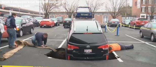 Car falls into sinkhole in MO