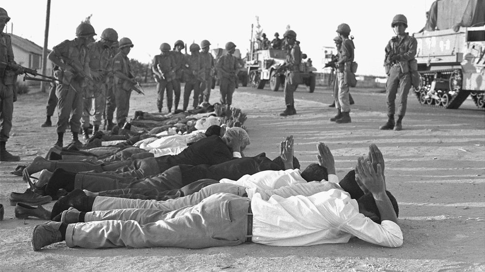 Israeli soldiers stand over captured Egyptians