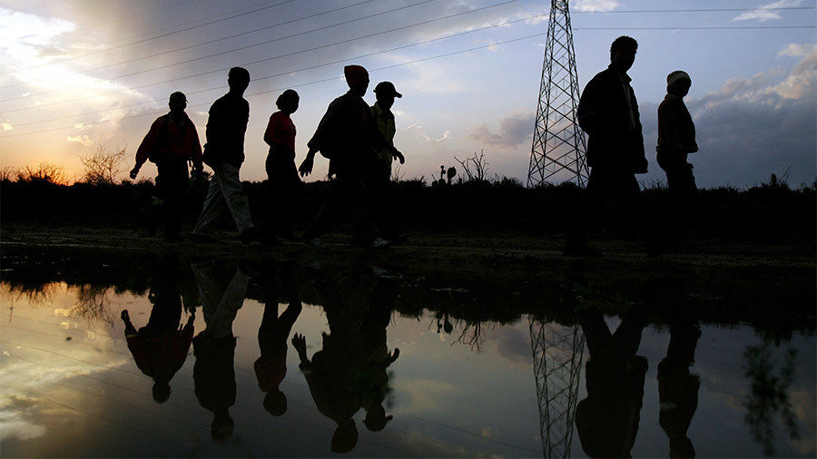 Click to enlarge Immigrants arrive at the border, Mexico