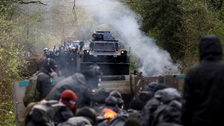Click to enlarge eco-activists police France