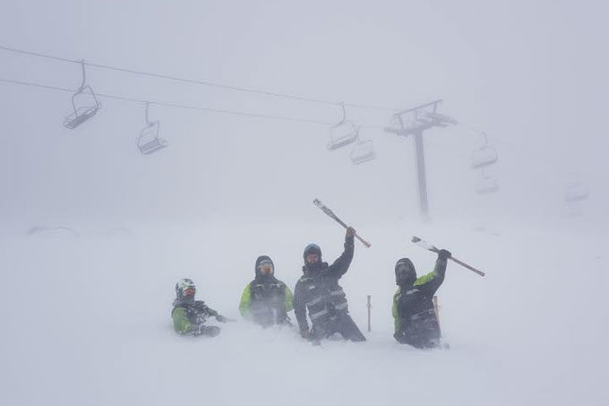 The snow hit the North Island overnight, with snow showers continuing today. The maintenance crew, loving it on the upper slopes of Turoa this morning.