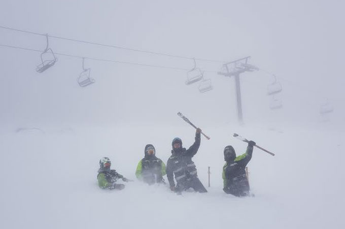 Click to enlarge The snow hit the North Island overnight, with snow showers continuing today. The maintenance crew, loving it on the upper slopes of Turoa this morning.