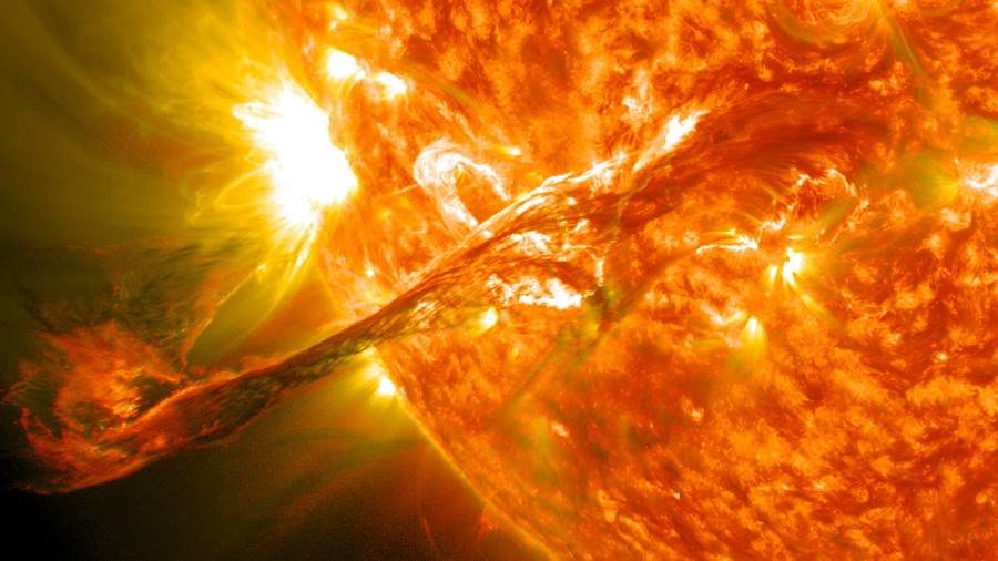 Click to enlarge solar prominance eruption