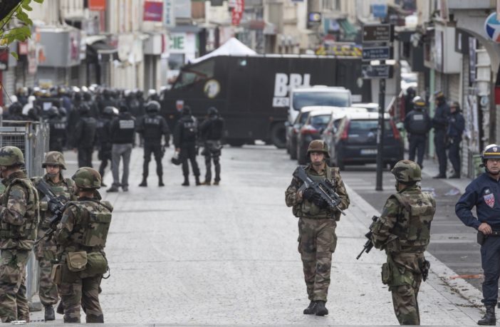 Click to enlarge Soldiers near Paris
