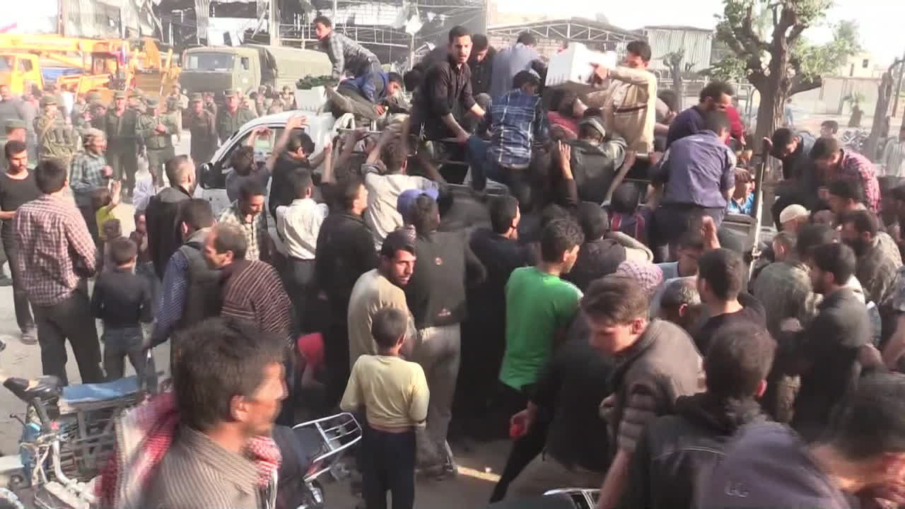 Russian military delivers humanitarian aid to Douma residents