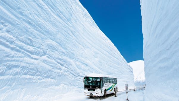 Tateyama Kurobe Alpine Route: The 90-kilometer sightseeing route, which stretches along the Japan Alps, opens every April to November.